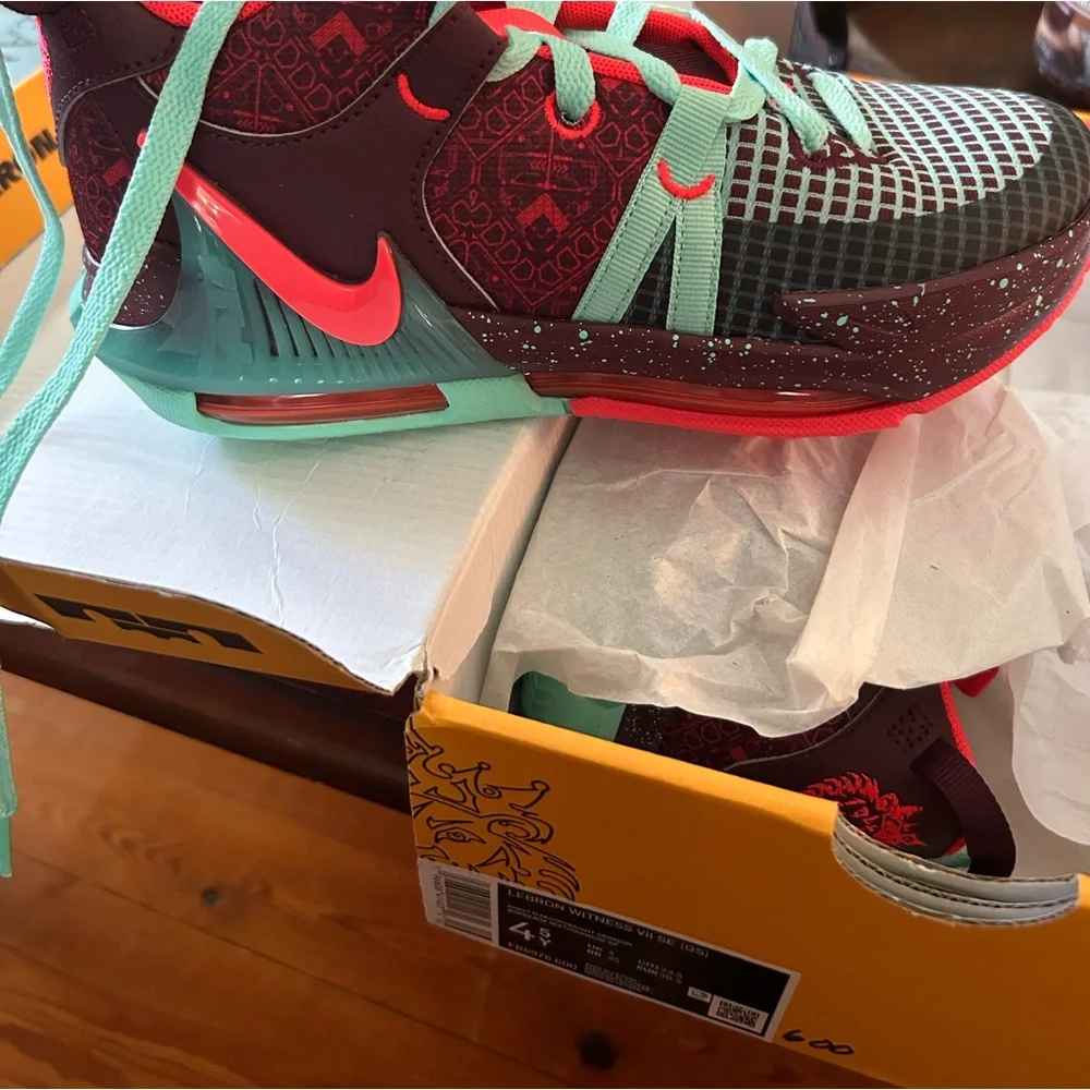 Kids' Lebron Witness VII Basketball Shoe Big Kid
Size
4.5M. Brand new - Picture 2 of 3